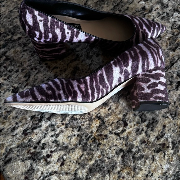 Never worn- Nine West Jolanda Classic Fabric Tiger Print Block Heel Pump Size 8 - Picture 6 of 9